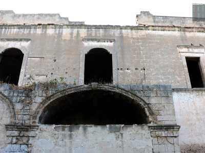 La facciata verso cui andiamo incontro � divisa in due ordini: uno inferiore con arcate in basso rilievo, anch'esse murate e uno superiore con due arcatelle centrali, dalle quali si apre un terrazzino rimasto senza ringhiere